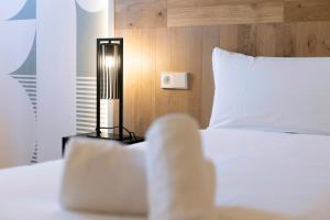 URBAIA ROOMS客房内的一张或多张床位