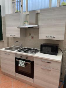 A kitchen or kitchenette at Casa vacanze Baglio Barcellona Mondello