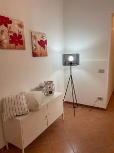 A television and/or entertainment centre at Casa vacanze Baglio Barcellona Mondello