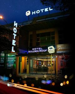 un hotel con techo dorado por la noche en Golden Roof Hotel, Seri Iskandar, en Seri Iskandar