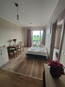 Ένα ή περισσότερα κρεβάτια σε δωμάτιο στο M&K Apartament Ptasie opowieści, Gdańsk - Wyspa Sobieszewska