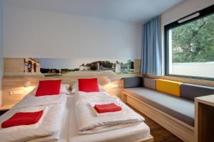 Llit o llits en una habitació de MEININGER Hotel Wien Downtown Franz