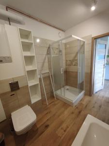 A bathroom at M&K Apartament Ptasie opowieści, Gdańsk - Wyspa Sobieszewska