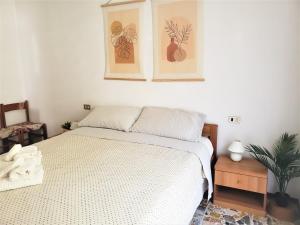 ein Schlafzimmer mit einem Bett und einer Pflanze an der Wand in der Unterkunft Lovely lake Como view condo in Perledo in Perledo