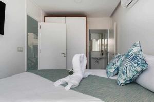 Krevet ili kreveti u jedinici u okviru objekta Lujoso Ático gran terraza solarium privado Jacuzzi sauna