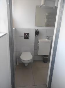 ein kleines Badezimmer mit Toilette und Waschbecken in der Unterkunft Apartament przy plaży in Danzig