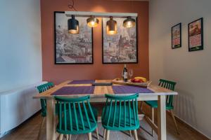 - une salle à manger avec une table et quatre chaises dans l'établissement Country Home - Kalamata Villas, à Kalamata