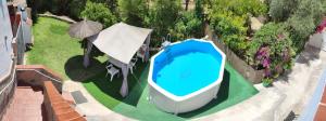 an overhead view of a swimming pool and an umbrella at Casa La Cascada in El Bosque