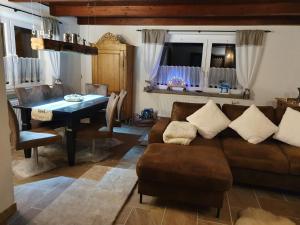 sala de estar con sofá y mesa en Jägerhaus en Nossen