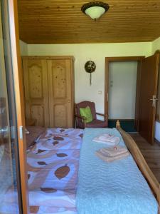 Łóżko lub łóżka w pokoju w obiekcie Haus Sperleiten
