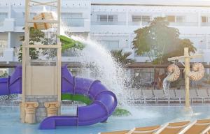um escorrega num parque aquático com uma fonte em Aequora Lanzarote Suites em Puerto del Carmen