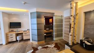 Televízia a/alebo spoločenská miestnosť v ubytovaní Verwöhn-Wellnesshotel Walserhof