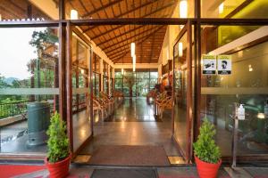 un pasillo de un edificio con macetas en Tea Valley Resort, Munnar, en Munnar