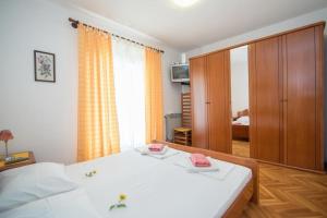 เตียงในห้องที่ Apartments Nataša