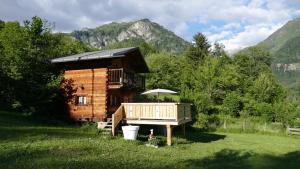 um chalé de madeira com um deque e uma varanda em Chamonix petit chalet Cocooning em Servoz