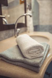 Una toalla sobre un lavabo. en Violetta's House Παραδοσιακή Βίλα στην Πορταριά, en Portaria