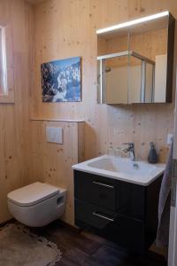 bagno con lavandino, servizi igienici e specchio di Tiny-House mit großer Terrasse zum Genießen! 