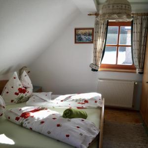 A bed or beds in a room at Bio-Bauernhof Anawander