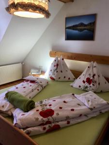 Un pat sau paturi într-o cameră la Bio-Bauernhof Anawander
