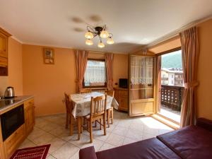 eine Küche und ein Esszimmer mit einem Tisch und Stühlen in der Unterkunft Mountain Spirit Apartments in Livigno