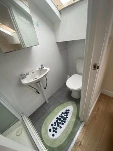 Gallery image of Cardiff simple and humble spacious 1-bed flat 1 mile to City Centre with basic furniture in Cardiff