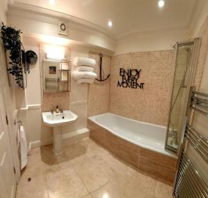 Bathroom sa Beautifully appointed, period seaside apartment