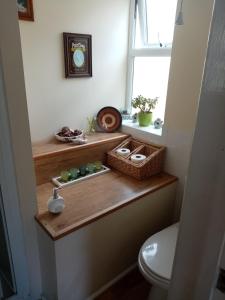 Bilik mandi di The Guest House