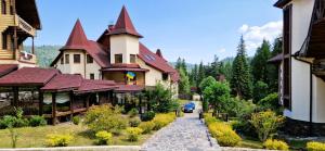 a house with a pathway in front of it at Complex Hyzhky in Yaremche