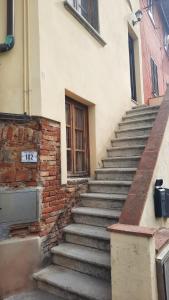 un escalier devant un bâtiment dans l'établissement Lura House, à San Miniato