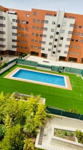una gran piscina frente a un edificio en El Mirador de Valorio, con desayuno, garaje y piscina! en Zamora