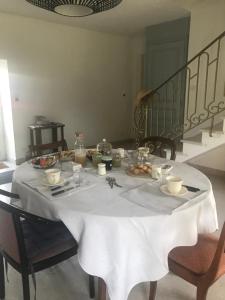 une table avec un chiffon de table blanc dans l'établissement Villa Bailey, à Quiberon
