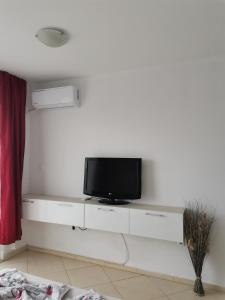 TV a/nebo společenská místnost v ubytování Guest rooms Luxor