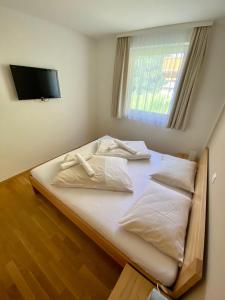 En eller flere senge i et værelse på Appartements "ALPS" by Kamper