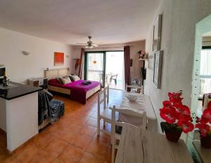a living room with a bed and a table with a dining room at Mareverde Fase I in Adeje