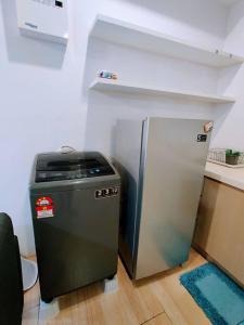 einen Kühlschrank in der Ecke einer Küche in der Unterkunft 20 BukitJalil Pavilion - 2bedroom - HighFloor - 吉隆坡 in Kuala Lumpur