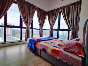 Schlafzimmer mit einem Bett vor den großen Fenstern in der Unterkunft 20 BukitJalil Pavilion - 2bedroom - HighFloor - 吉隆坡 in Kuala Lumpur