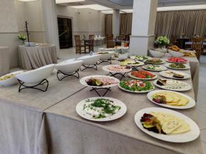 una mesa con muchos platos de comida. en Hotel Kazimierz, en Cracovia