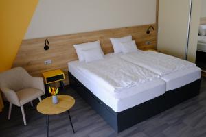 A bed or beds in a room at KIRÁLY PARK HOTEL Még 25 kép