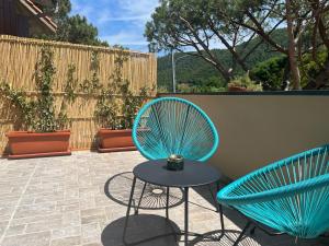 2 blaue Stühle und ein Tisch auf einer Terrasse in der Unterkunft Hotel Il colle di Monterosso in Monterosso al Mare