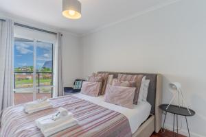 1 dormitorio con 1 cama grande y balcón en Forum Apartment, en Funchal