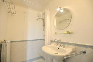 A bathroom at Tenuta Orsanese