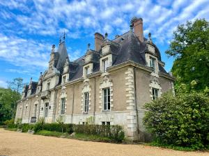 un viejo castillo con un techo encima en Château le Fresne, en Bouchemaine