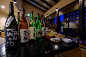 un gruppo di bottiglie di vino seduti su un bancone di Resort Kumano Club a Kumano