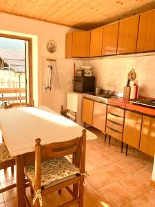 kuchnia ze stołem i blatem w obiekcie Casa Curti w mieście Gosaldo