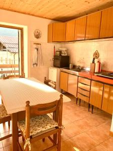 A kitchen or kitchenette at Casa Curti
