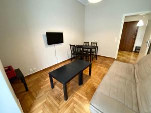 TV a/nebo společenská místnost v ubytování Victoria Studio Downtown Athens + 6 fotografií