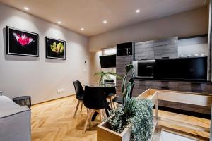 TV a/nebo společenská místnost v ubytování Ferrini Home - Etnea Heritage