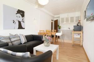 ein Wohnzimmer mit einem Sofa und einem Tisch in der Unterkunft Blankwasserweg 131 Lensterstrand Oase Bungalow 4 in Lenste