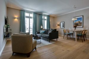 - un salon avec un canapé et une table dans l'établissement Logierhaus Jonna Whg 06, à Westerland