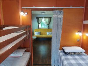 En eller flere senge i et værelse på Namiņš Sidrabi pie upes